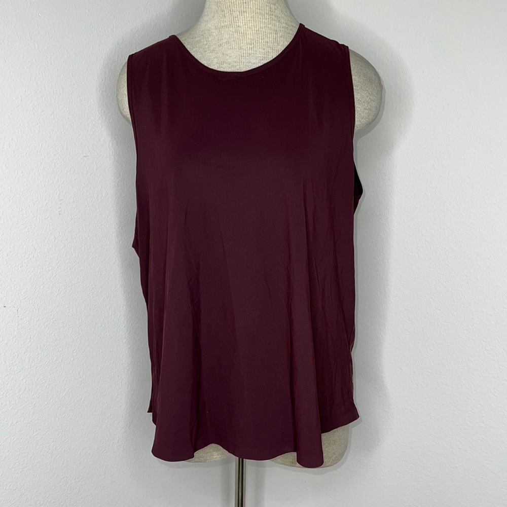 🔹 Lululemon Tank Top with Back Slit